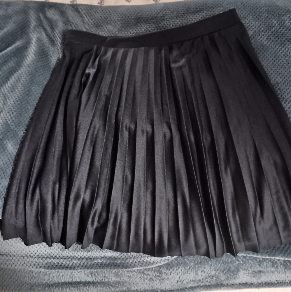 H&M Elegant Black Pleated Skirt